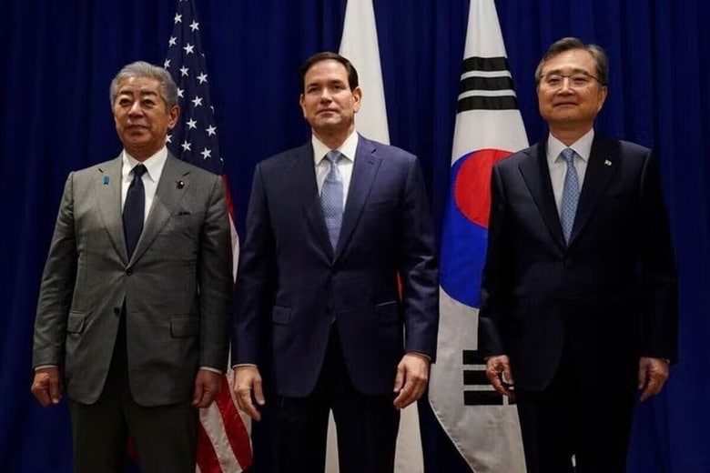 岩屋毅外相（写真左）、ルビオ米国務長官、韓国の趙顕外相は、台湾周辺で不安定化を招く活動がより頻繁になっていることに懸念を表明した。ニューヨークでの２２日の会談後に共同声明を発表した。２２日にニューヨークで代表撮影（２０２５年　ロイター）