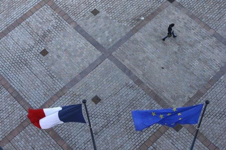 ３月１０日、仏レゼコー紙に掲載されたエラベの世論調査によると、フランス人の約７２％がユーロ圏離脱に反対で、うち４４％は「強く反対」と回答した。写真はランスで昨年３月撮影（２０１７年　ロイター/Pascal Rossignol）