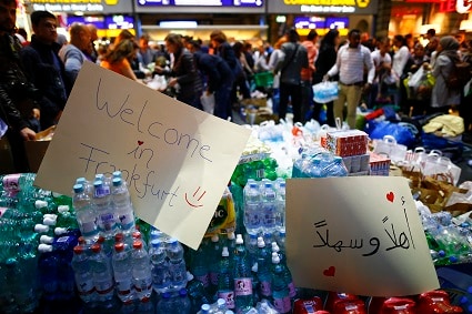 支援物資を積み上げて難民の到着を待つ（ドイツのフランクフルト駅）　Kai Pfaffenbach - REUTERS