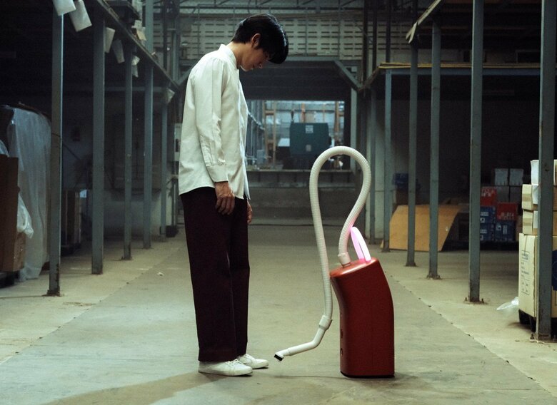 掃除機になり夫マーチのところへ戻ってきたナット　© 2025 185 FILMS, HAUT LES MAINS, MOMO FILM CO.