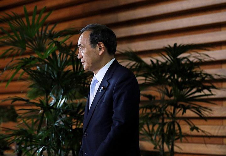 　１月９日、菅義偉官房長官（写真）は午前の定例会見で、韓国の徴用工訴訟をめぐり「原告側による日本企業の財産差し押さえの動きは極めて遺憾。政府としては事態を深刻に捉えている」とし、同日午後に官房長官のもと「関係省庁が集まり今後の動きについて打ち合わせを行なう」と述べた。写真は都内で２０１７年８月撮影（２０１９年　ロイター／Toru Hanai）