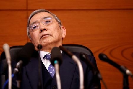 　２月１６日、日銀の黒田東彦総裁（写真）は衆院・財務金融委員会で、上場投資信託（ＥＴＦ）の買い入れについて、現時点で買い入れをやめたり、恒常的に買い入れ額を大幅に少なくする考えは持っていないと述べた。日銀で２０２０年１０月撮影（２０２１年　ロイター/Kim Kyung-Hoon）