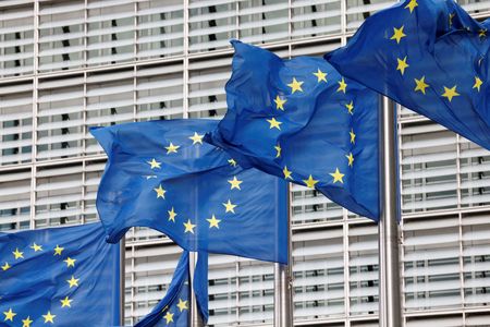 　１月３０日、欧州連合（ＥＵ）の欧州委員会は２月１日に公表する「グリーンディール産業計画」で、再生可能バッテリーなどのクリーン技術を扱う企業向けの優先承認を提案する予定だ。写真はＥＵの旗。ブリュッセルで昨年９月撮影（２０２３年　ロイター／Yves Herman）