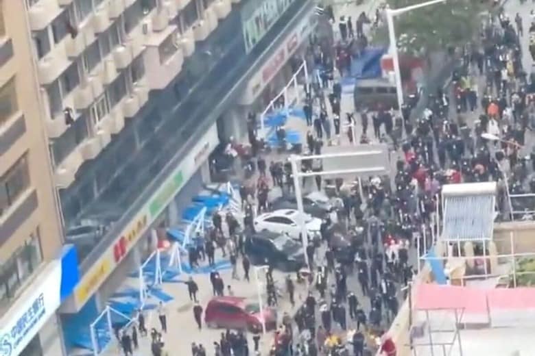 11月27日にSNSに投稿された武漢市でのデモの様子とされる動画より　Reuters