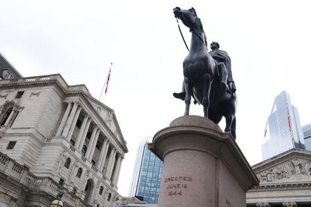 イングランド銀行（英中央銀行）金融政策委員会のハスケル委員は８日、雇用市場でインフレ圧力が続き、物価上昇圧力がどの程度速く後退するか不透明なため、約１６年ぶりの高水準にある政策金利の引き下げは望まないと述べた。写真は３日、ロンドンの英中銀前で撮影（２０２４年　ロイター/Maja Smiejkowska）