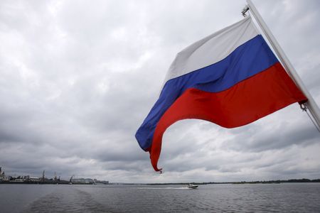 　３月２７日、ロシアは核兵器搭載型のスーパー魚雷「ポセイドン」を発射できる原子力潜水艦の基地として、太平洋沿岸のインフラ施設建設を２０２４年初めに完了する計画。写真はロシアの旗。ニジニ・ノヴゴロドで２０１５年７月撮影（２０２３年　ロイター／Maxim Shemetov）