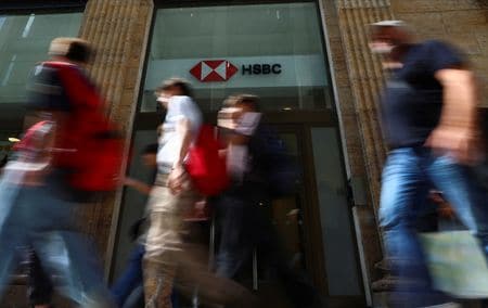 　１２月５日、英金融大手ＨＳＢＣは、一部の上級幹部を刷新する人事を発表した。写真は、同行のブエノスアイレス支店前を歩く人々。４月９日撮影（２０２４年　ロイター/Matias Baglietto）