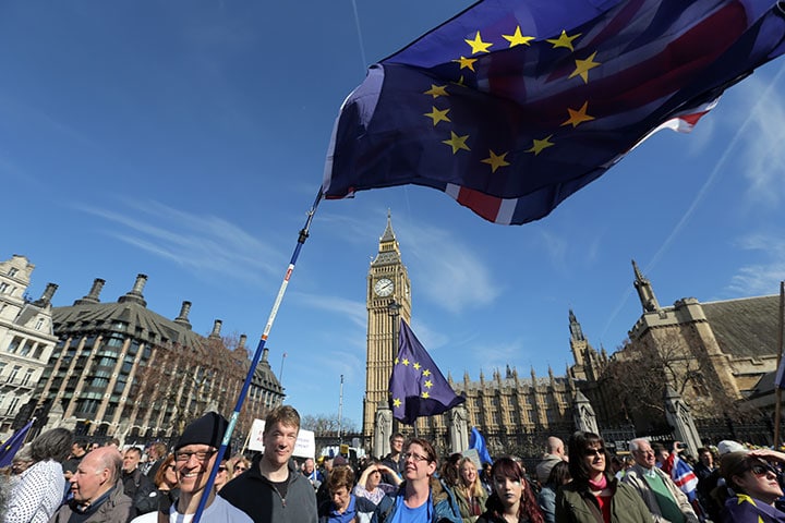 ロンドンで欧州旗を掲げて抗議する残留派の人々（2017年3月25日）　Paul Hackett- REUTERS