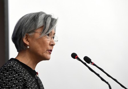 　１月２５日、韓国の康京和外相（写真）は、北朝鮮の核問題は外交的手段により解決されるべきだと主張し、軍事的手段が検討される場合は、米政府がまず韓国政府と協議することを確信していると述べた。２０１７年１２月撮影（２０１８年　ロイター/Jung Yeon-Je/Pool）