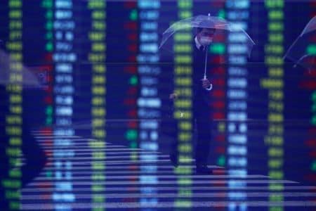　１月８日、東京株式市場で日経平均は急反落。写真は都内の株価ボード。２０１３年３月撮影（２０２０年　ロイター／Issei Kato）