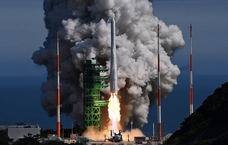　６月２１日、    韓国は国産ロケット「ヌリ号」の２回目の打ち上げを行った。写真は全羅南道の羅老宇宙センターから打ち上げられるヌリ号。代表撮影（２０２２年　ロイター／Korea Pool/Yonhap）