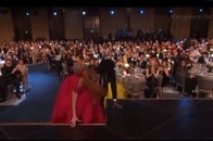 【動画】授賞式で転んでしまったジェシカ・チャステインと、ジェニファー・ローレンス