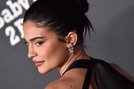 【動画】カイリー・ジェンナーの胸元が大胆すぎる衣装