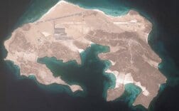 フーシ派、ミサイルと無人機でサウジ軍用飛行場を攻撃