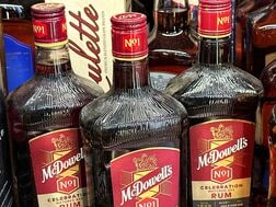 英ディアジオ、印のラム酒販売禁止に法廷で反論　「適正手続き経ず」
