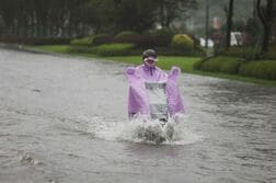 中国北部で大規模洪水、道路が水没　一部で水位2メートル以上に