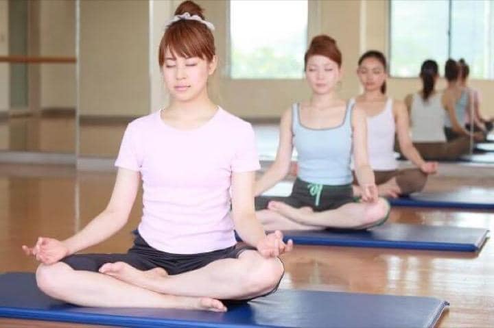 ヨガをする女性たち