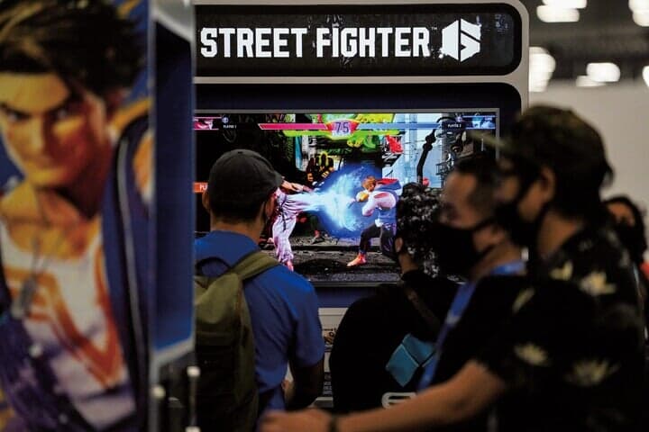 ラスベガスの格闘ゲーム大会EVOで『ストリートファイター6』をプレーする参加者たち