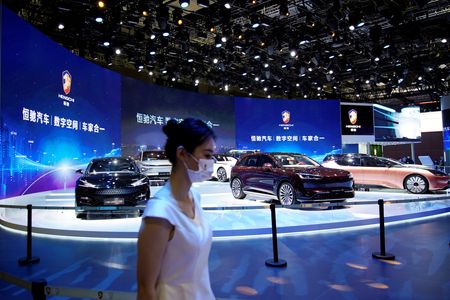 　９月１６日、巨額の債務を抱える中国の不動産開発大手、中国恒大集団は、傘下の電気自動車（ＥＶ）部門である中国恒大新能源汽車集団が初のモデルとなるスポーツタイプ多目的車（ＳＵＶ）「恒馳５」の量産を天津工場で開始したと発表した。写真は恒大のＥＶ。上海で昨年４月撮影（２０２２年　ロイター／Aly Song）