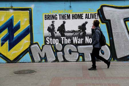 　４月２４日、ウクライナ政府は、兵員不足に対処するため、兵役の対象年齢にある男性国民が国外でパスポートを申請することを一時的に禁止する規則を承認したと発表した。キーウで２０２２年５月撮影（２０２４年　ロイター/Ivan Alvarado）