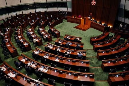 ５月２７日、香港立法会（議会）は選挙制度見直し条例案を賛成多数で可決した。１９９７年の香港返還以降で政治システムに対する最大の変革となり、中国の習近平指導部は「愛国者」による香港統治に向け、決定的な一歩を踏み出した。写真は４月８日、香港立法会で（２０２１年　ロイター／Tyrone Siu）