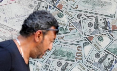 　７月６日、ニューヨーク外為市場では主要６通貨に対するドル指数<.DXY>が下落し３週間ぶりの安値を付けた。カイロで４日撮影（２０１８年　ロイター/MOHAMED ABD EL GHANY）