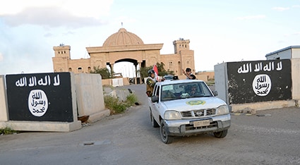 撤退してもネットでの新兵勧誘は続く（ISISが旗だけを残して撤退したイラクのティクリート）　REUTERS/Stringer