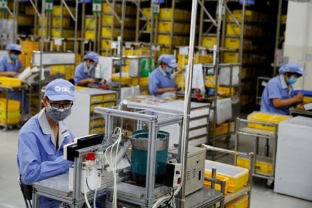財新／Ｓ＆Ｐグローバルが５日発表した６月の中国サービス部門購買担当者景気指数（ＰＭＩ）は５３．９と、５月の５７．１から低下した。写真は北京で２０２０年５月撮影（２０２３年　ロイター／THOMAS PETER）