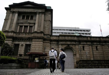 　６月１日、日銀が公表した「債券市場サーベイ」の５月調査によると、市場参加者の判断する債券市場の使いやすさを示す機能度判断ＤＩがマイナス４５となり、前回２月調査のマイナス４３から小幅悪化した。写真は都内で昨年９月撮影（２０１７年　ロイター／Toru Hanai）