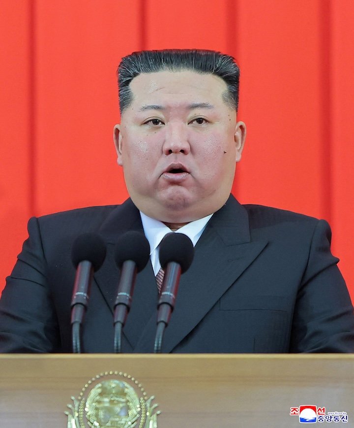 北朝鮮の平壌で行われた建国78周年の記念行事で演説する金正恩総書記（9月9日）KCNA via REUTERS