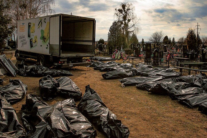 ロシア軍撤収後のブチャに散乱していた遺体は埋葬のため墓地に運ばれた　OLEG PEREVERZEVｰREUTERS