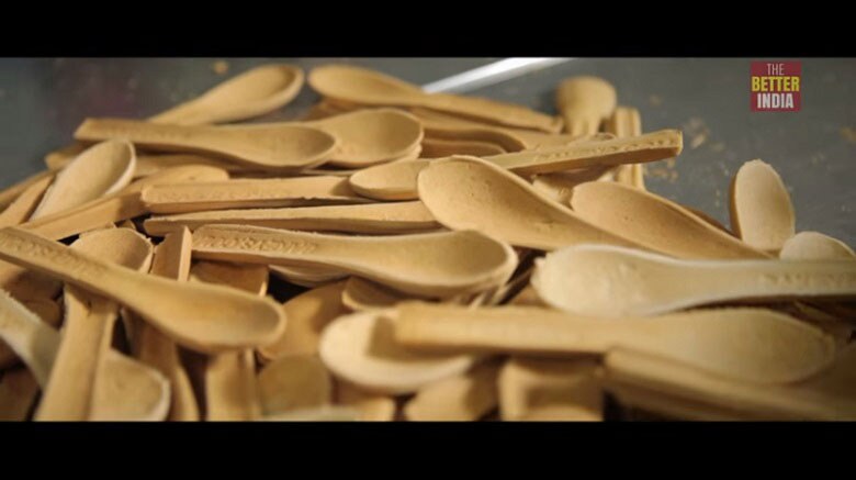 環境にも健康にもよくない既存の使い捨てスプーンはプラスチック製だが、「Bakey’s」のスプーンは穀物の粉で作られ、味も３種類ある　The Better India-YouTube
