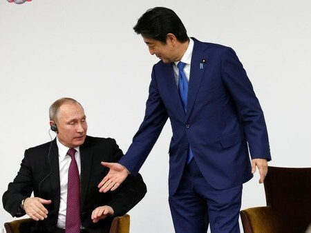 　１２月１６日、安倍晋三首相（写真右）とプーチン・ロシア大統領（写真左）は、東京で首脳会談を行ったあと、経団連会館で、民間企業関係者を交えた日ロ経済対話の全体会合に出席し、あいさつした（２０１６年　ロイター/Kim Kyung-Hoon）