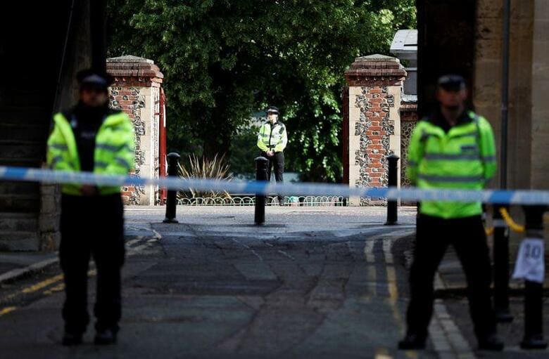 英南部レディングで２０日夜、ナイフを持った男が公園で人々を襲う事件が起き、３人が死亡、３人が負傷した。写真は６月２１日、現場に立つ警察官ら（２０２０年　ロイター/Peter Nicholls）