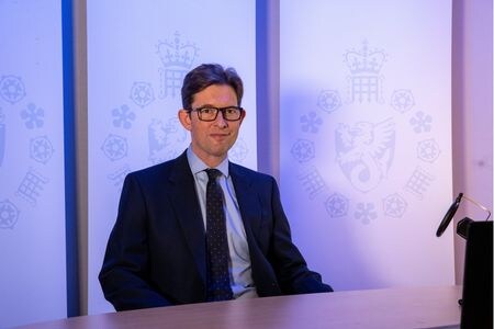 英情報局保安部（ＭＩ５）のマッカラム長官（写真）は８日、英国への脅威に関する年次演説で、ロシア軍の情報機関は英国と欧州で「騒乱」を引き起こそうとしているとの認識を示した。２０２０年１０月、ロンドンで撮影（２０２４年　ロイター/UK Government/Handout via REUTERS）