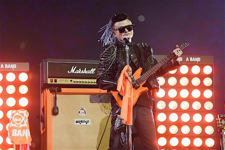 中国電子商取引最大手アリババ集団の馬雲（ジャック・マー）会長が10日、正式に会長職を退き、退任イベントが8万人収容のスタジアムで4時間にわたり行われた。写真は退任イベントで演奏するマー会長（2019年　ロイター）