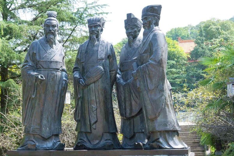 諸葛亮は左から２番目　四川省にある『蜀漢四英』像　beibaoke-shutterstock