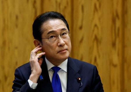 　４月５日、 岸田文雄首相はロイターなど外国メディアとのインタビューで、円安が進む為替市場の動向に関して、緊張感をもって注視しており「行き過ぎた動きに対してはあらゆる手段を排除せず適切に対応していきたい」と語った。写真は都内で５日撮影（２０２４年　ロイター/Kim Kyung-Hoon）