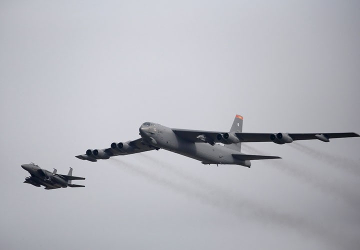 米軍のB52戦略爆撃機が南シナ海と東シナ海を飛行した　Kim Hong-Ji-REUTERS