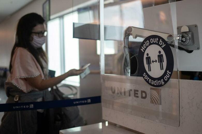 米ユナイテッド航空は22日、利用客に対するマスク着用義務を拡大し、機内だけでなく空港内でも適用すると発表した。テキサス州ヒューストンの空港で21日撮影(2020年　ロイター/ADREES LATIF)