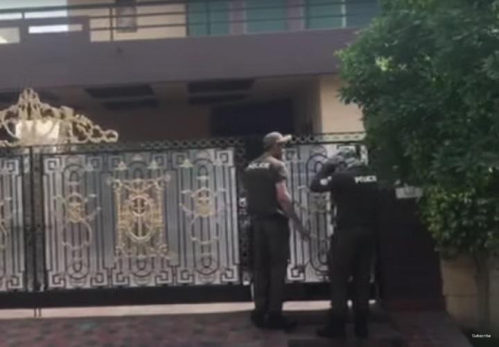 殺人事件の現場となったアパートを捜査する警官　YouTube