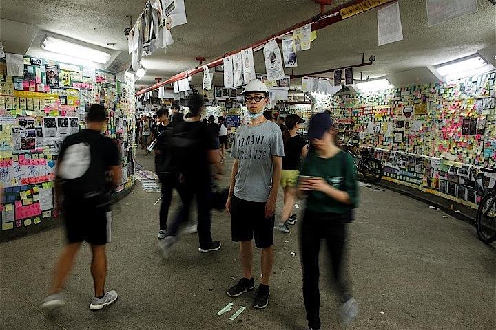 香港政府の市民への対応に憤慨したジェーソン・ツェーさん（写真）は、オーストラリアでの仕事を辞めて飛行機に飛び乗り、香港に戻って抗議活動に参加した。香港のレノン・ウォールと呼ばれる地下トンネルで１０日撮影（２０１９年　ロイター/Thomas Peter）