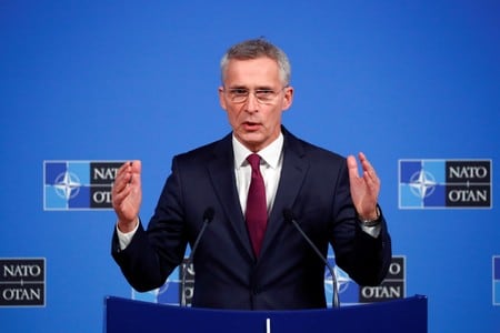 　１１月２６日、北大西洋条約機構（ＮＡＴＯ）は、米国の負担軽減のために他の加盟国が拠出金を増やすことで合意に近づいている。事情に詳しい３人の外交筋が明らかにした。写真は２０日、ベルギーのブリュッセルで記者会見を行うストルテンベルグ事務総長（２０１９年　ロイター/Francois Lenoir）