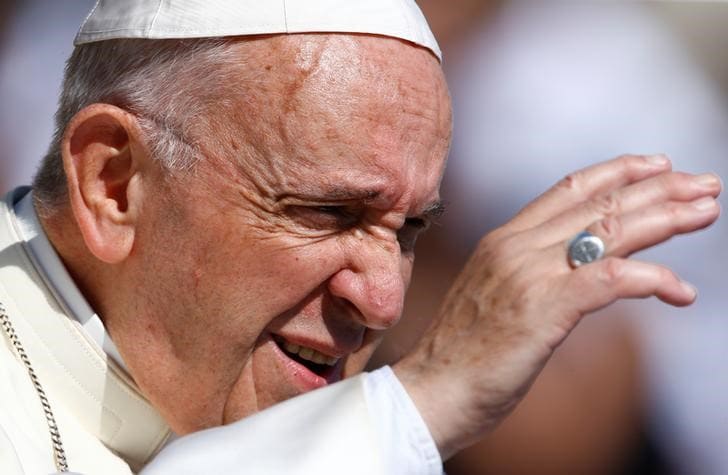 ６月２０日、ローマ法王フランシスコはロイターとのインタビューで、トランプ米政権などの移民政策などを巡り、ポピュリズムは移民問題の解決策にはならないと述べて批判した。写真は同日、バチカンで聴衆に手を振る法王（２０１８年　ロイター/Stefano Rellandini）