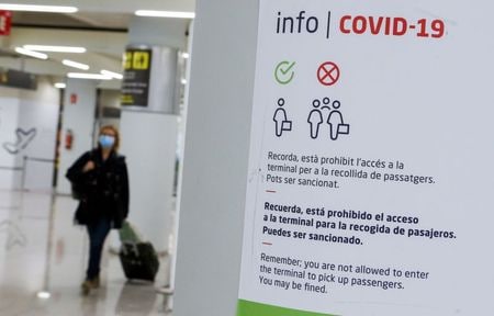 　３月２５日、英航空会社が委託した調査で、新型コロナウイルス持ち込みが懸念される入国時の１度の迅速抗原検査で１０日間の自主隔離と同等の感染抑止効果が期待できることが分かった。スペイン・マヨルカの空港で２１日撮影（２０２１年　ロイター／Enrique Calvo）