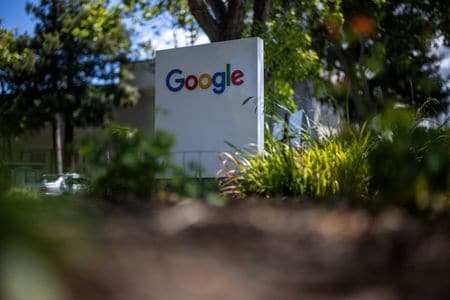 　７月１１日、米アルファベット傘下のグーグルは、人工知能（ＡＩ）コード生成の新興企業ウインドサーフの最高経営責任者（ＣＥＯ）ら主要な人材数人を採用した。写真は米カリフォルニア州マウンテンビューの施設で５月撮影（２０２５年　ロイター/Carlos Barria）