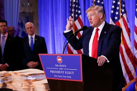　１月１１日、トランプ次期米大統領は、当選後初めての記者会見を開き、米国外に雇用を移転する企業に対し「重い国境税」を課すと警告した。写真はニューヨークで会見するトランプ氏（２０１７年　ロイター/Shannon Stapleton）