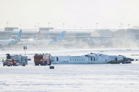 カナダ当局は１８日、最大都市トロントのピアソン国際空港で１７日に着陸に失敗した旅客機からブラックボックスを回収したと発表した。写真は２月１８日、オンタリオ州ミシサガのトロント・ピアソン国際空港で撮影（２０２５年　ロイター/Cole Burston）