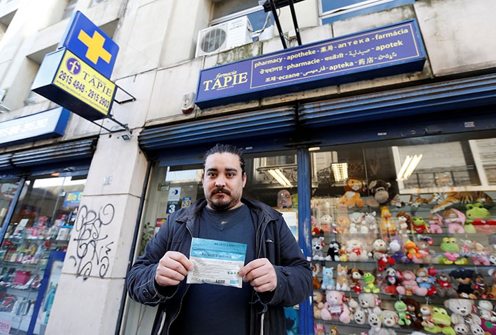 販売開始と同時に、首都モンテビデオのドラッグストアで5グラムを買ったユーザー　Andres Stapff--REUTERS