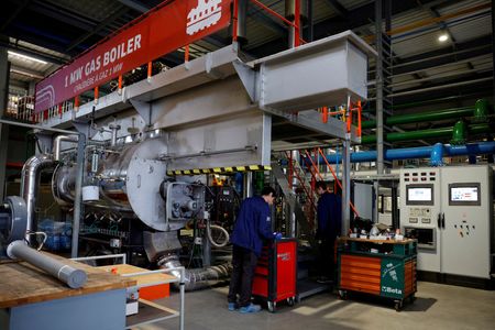 欧州連合（ＥＵ）欧州委員会が３０日発表した３月のユーロ圏景況感指数は市場の予想に反して低下した。パリ近郊の工場で昨年１１月撮影。（2023年　ロイター/Sarah Meyssonnier/File Photo）